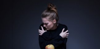 Adolescenti e cibo: dall'anoressia al binge eating, i sintomi del disagio